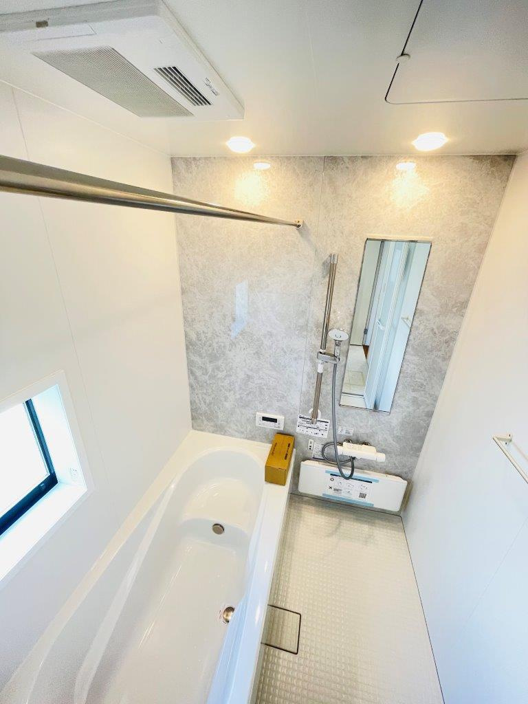 豊田市永覚新町　新築分譲住宅　全6棟　2号棟の浴室|１坪タイプのユニットバス！浴槽は断熱材入りでお湯が冷めにくいです♪浴室乾燥機で梅雨の時期は洗濯物を乾かせます！