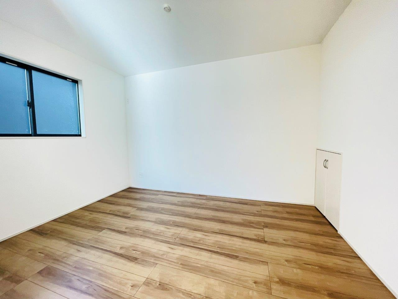 豊田市永覚新町　新築分譲住宅　全6棟　2号棟の洋室|リビングに隣接した居室は、家事スペースやキッズスペースとしても活躍します！収納も完備。