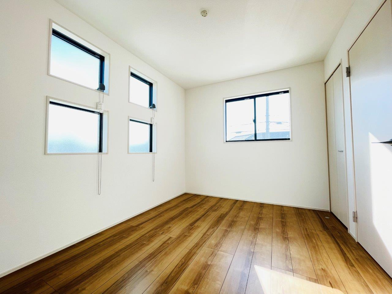 豊田市永覚新町　新築分譲住宅　全6棟　2号棟の洋室|大きな窓からたっぷりと陽光が注がれる明るい空間です。