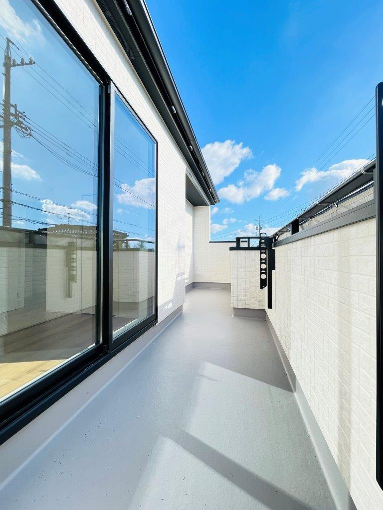 豊田市永覚新町　新築分譲住宅　全6棟　2号棟のバルコニー|日当たりの良いバルコニーには洗濯物がたくさん干せます♪