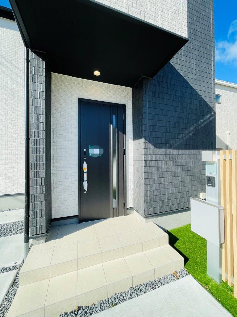 豊田市永覚新町　新築分譲住宅　全6棟　2号棟の玄関|玄関ポーチがあるので、雨の日でも濡れることがなくドアの開け閉めができます。