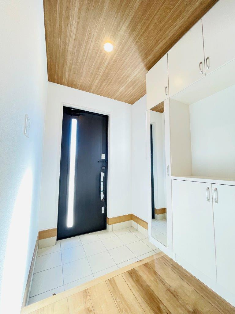 豊田市永覚新町　新築分譲住宅　全6棟　2号棟の玄関|大容量のシューズボックス付きで玄関が靴で散らかりません。