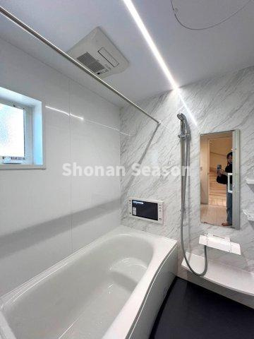 【浴室】 | 段差のあるバスタブは水かさが減り、節水対策にも効果的◎
１日頑張った身体を、ゆったり癒して下さいね♪