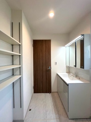 【独立洗面台】 | リネン・日用品のストックもスッキリ片付く収納棚◎
可動式なので、用途に合わせて高さ調整可能です♪