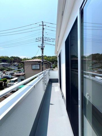 【バルコニー】 | お布団・洗濯物がたっぷり干せるワイドバルコニー！
