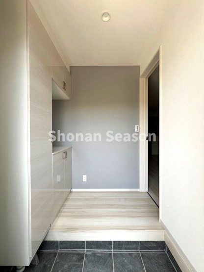 【玄関】 | 履物がたっぷり収納できるシューズBOX◎
雑多にならずに、キレイな空間を維持できそうですね♪