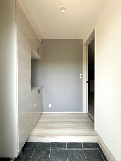 【玄関】 | 履物がたっぷり収納できるシューズBOX◎
雑多にならずに、キレイな空間を維持できそうですね♪