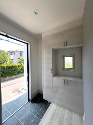 【玄関】 | こもりがちな臭いも、すぐに換気できる小窓付き◎
いつでも心地良い風が吹き抜けます♪