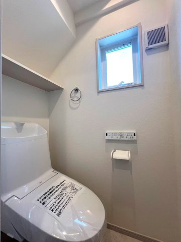 【トイレ】 | 暖かな便座で年中快適な「温水洗浄便座」
混み合う時間帯もスムーズですね♪