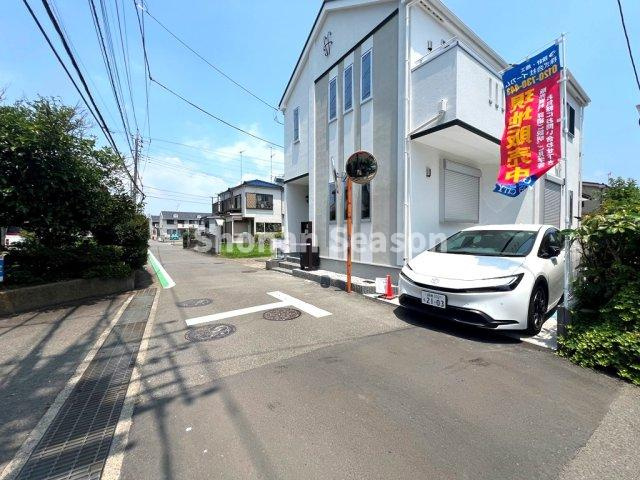 【前面道路含む現地写真】 | 西向き道路幅4ｍに接道◎
高低差なく、駐車もスムーズに行えますよ♪