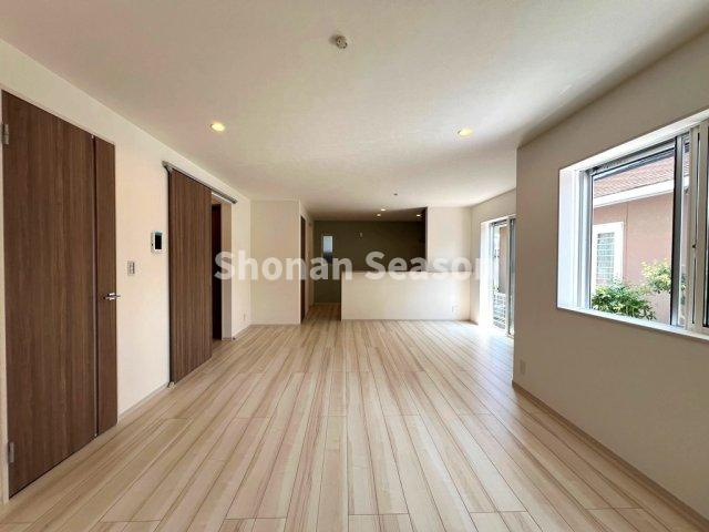 【居間・リビング】 | 20.25帖の大型リビング◎
家具を置いても、窮屈感なく過ごせますよ♪