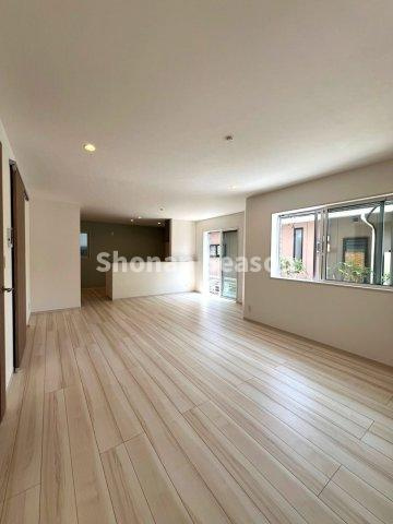 【居間・リビング】 | 綺麗なフローリング光る全室洋室の間取りプラン◎
毎日のお掃除も楽々ですよ♪