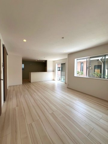 【居間・リビング】 | 綺麗なフローリング光る全室洋室の間取りプラン◎
毎日のお掃除も楽々ですよ♪