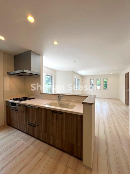 【キッチン】 | リビング全体を見渡せる対面キッチン！
カウンター付きで配膳＆後片付けもスムーズです♪