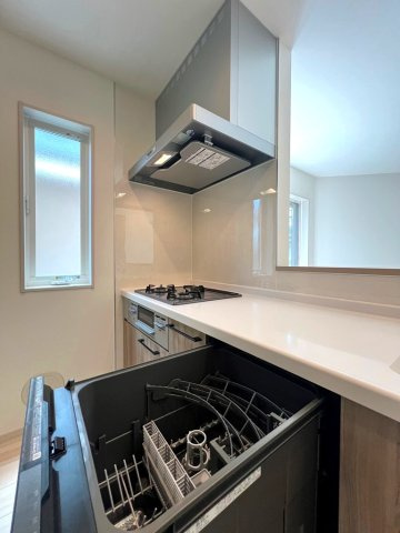 【設備】 | 食後の食器洗いは「食洗機」に任せて、団らん時間を楽しみませんか♪
手洗いよりも節水できますよ。