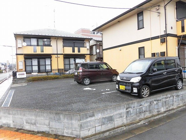 メゾンシャルマンの駐車場