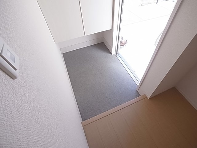 神戸市長田区西尻池町２丁目のアパートの玄関