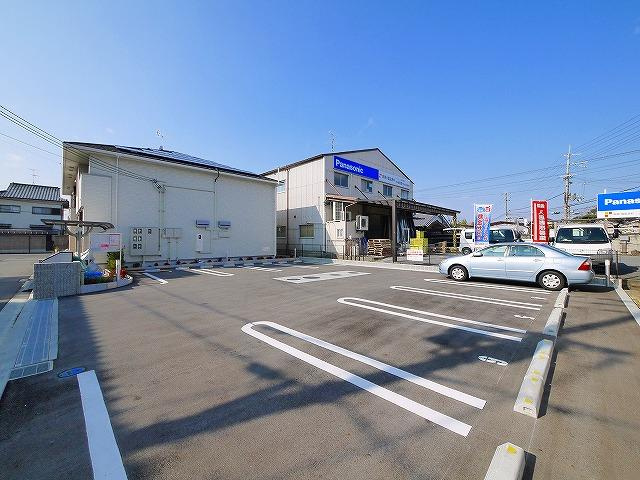 ラレースの駐車場|駐車スペースもあります