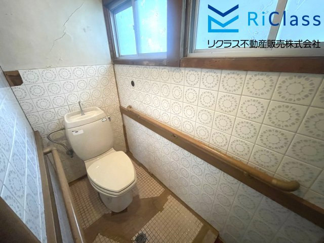 中古戸建　神戸市長田区長田天神町１丁目17のトイレ|トイレです
窓もあります