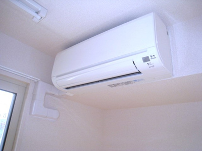 【設備】 | クレセントⅡ | リビングダイニングキッチンにあるエアコンです！ムシ暑い夏も肌寒い冬も快適に過ごせますね♪