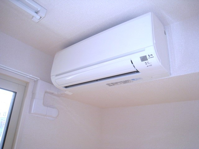 【設備】 | クレセントⅡ | リビングダイニングキッチンにあるエアコンです！ムシ暑い夏も肌寒い冬も快適に過ごせますね♪