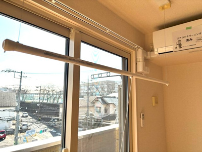【設備】 | クレセントⅡ | リビングダイニングキッチンにある室内物干しです！雨の日やお出掛け時の室内干しにとても便利☆花粉や梅雨の時期に重宝しますね♪