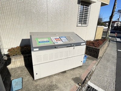 【その他共用部分】 | クレセントⅡ | 敷地内ごみ置き場でごみ出しもらくらく～♪忙しい社会人さんや主婦さんにもうってつけ！