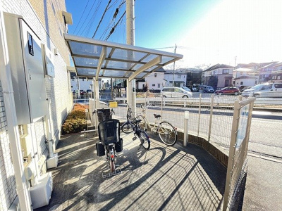 【その他共用部分】 | クレセントⅡ | 屋根付きの駐輪場があるので雨が降っても安心です☆駅まで自転車もおすすめです！