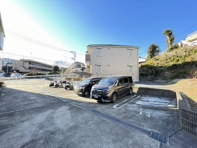 【駐車場】 | クレセントⅡ | いつでも目の届く敷地内に駐車場があります♪お車をお持ちの方におすすめです！