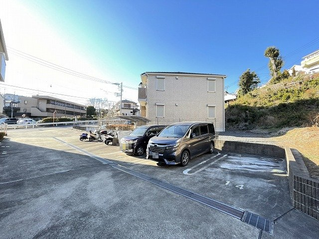 【駐車場】 | クレセントⅡ | いつでも目の届く敷地内に駐車場があります♪お車をお持ちの方におすすめです！