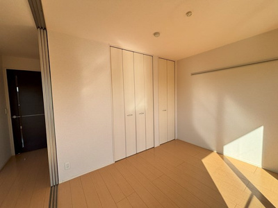 【寝室】 | クレセントⅡ | 南西向き洋室5.3帖☆クローゼットがあります♪お洋服の多い方もお部屋が片付いて快適に過ごせますね♪壁にはピクチャーレールがあり、絵や写真が飾れます☆