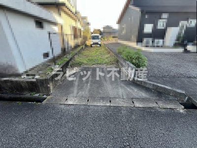 【前面道路含む現地写真】 | 売土地：鷹尾三丁目 | 敷地の出入口です