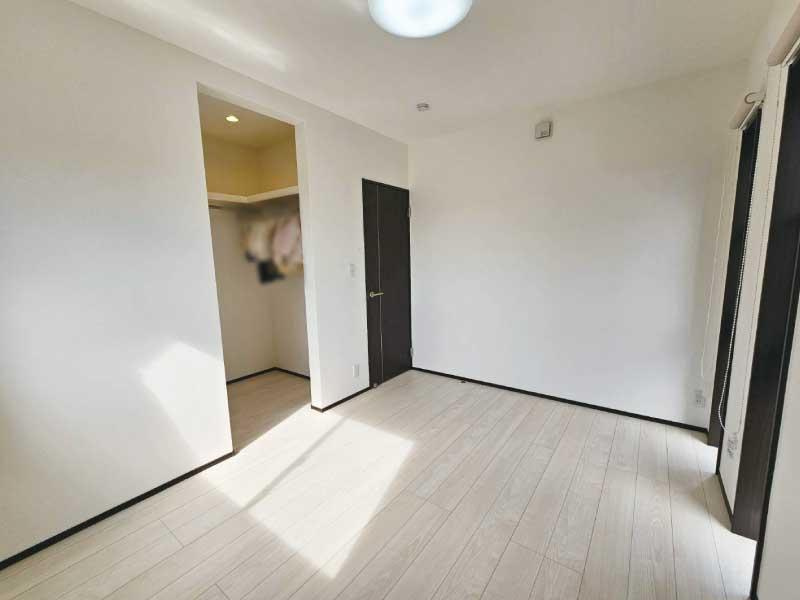 西野田町　中古戸建の洋室