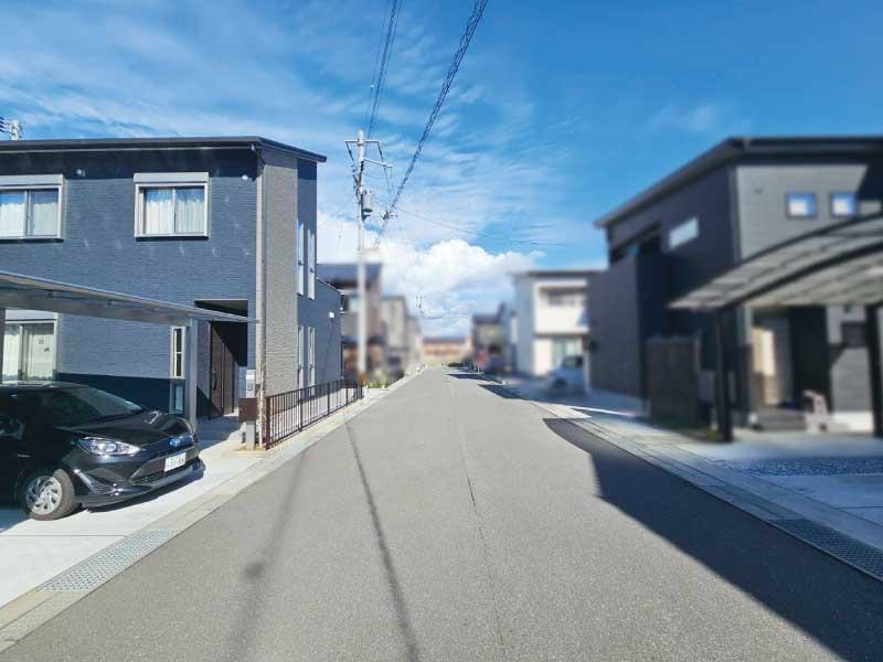 西野田町　中古戸建の前面道路含む現地写真