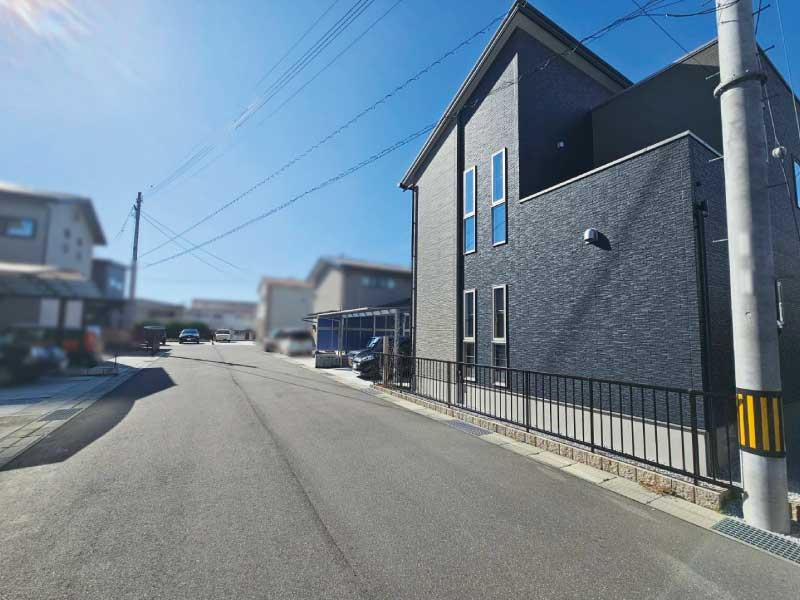 西野田町　中古戸建の前面道路含む現地写真
