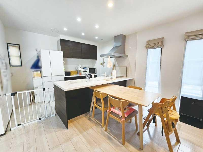 西野田町　中古戸建の居間・リビング|ＬＤＫ　18.7帖