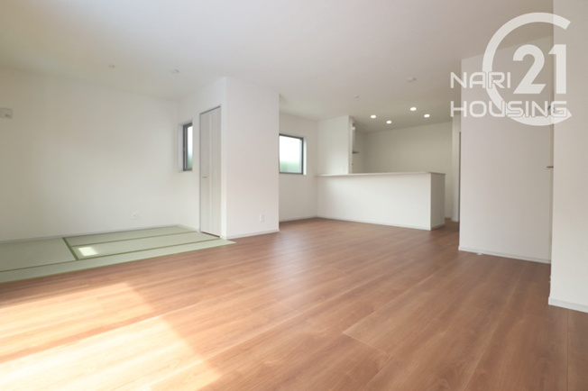 【居間・リビング】 | 武蔵村山市伊奈平5丁目　新築　全2棟　1号棟 | LDK18.291帖