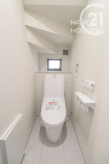 【トイレ】 | 武蔵村山市伊奈平5丁目　新築　全2棟　1号棟 | ウォシュレット付きトイレ