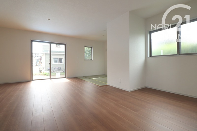 【居間・リビング】 | 武蔵村山市伊奈平5丁目　新築　全2棟　1号棟 | 3面採光で明るいLDK