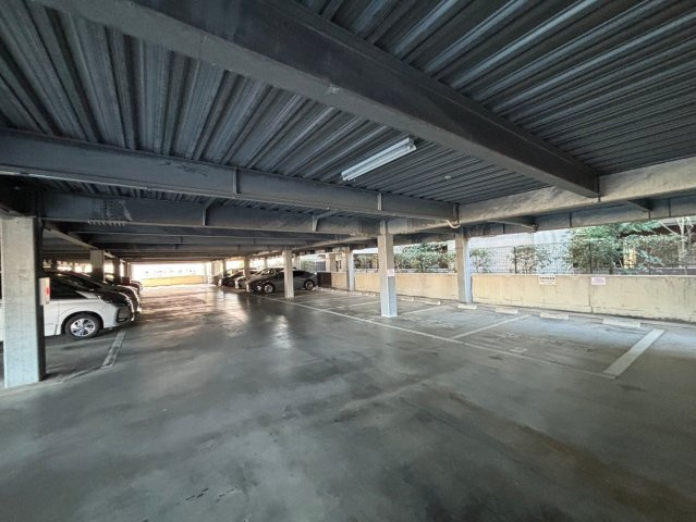 アルテガーデンの駐車場