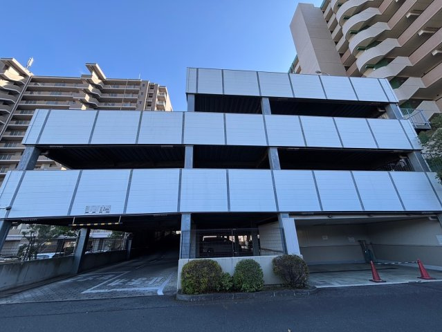 アルテガーデンの駐車場