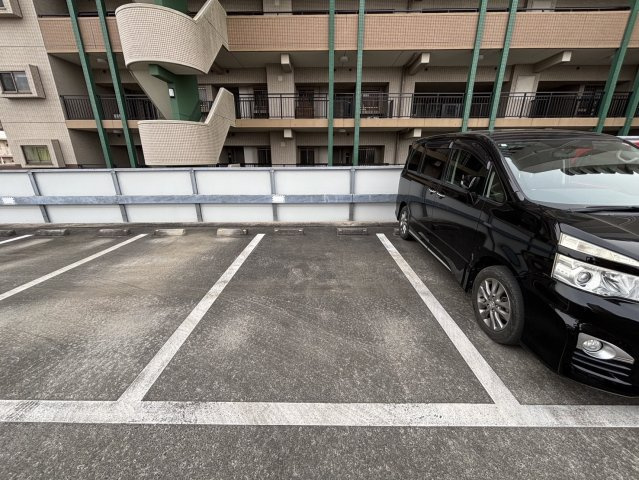 アルテガーデンの駐車場