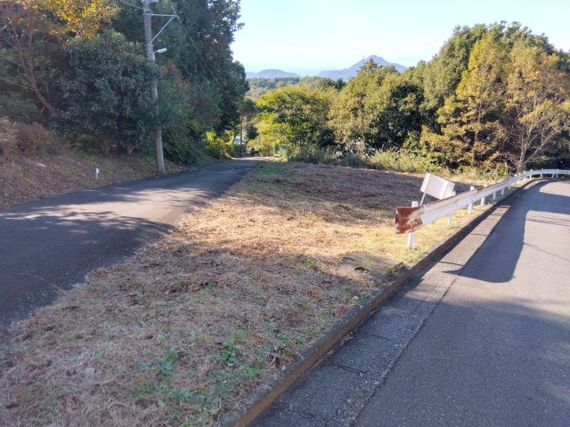 売土地　伊豆の国市韮山山木の前面道路含む現地写真|敷地が約140坪と広々としています。自由な間取りでお家が建てられます。駐車場を広く取る事も可能です。