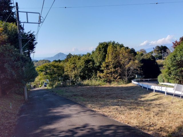 売土地　伊豆の国市韮山山木の前面道路含む現地写真|角地なので解放感があります。南側が道路に接しているので陽当たり良好です。