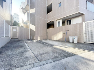 【駐車場】 | マンションの駐車場スペース。空きの有無や駐車料金、サイズ規定などについては、改めてお問い合わせください。～即日のご見学可能～　お問合せはお気軽にどうぞ。