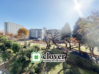 【展望】 | 眼前に広がる空の雄大さと、このお部屋の自慢の一つである「眺望」をご覧ください。毎日、この景色を独り占めできる新生活に夢が広がります。～即日のご見学可能～　お問合せはお気軽にどうぞ。