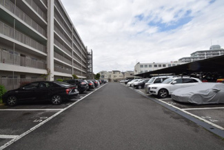 【駐車場】 | マンションの駐車場スペース。空きの有無や駐車料金、サイズ規定などについては、改めてお問い合わせください。～即日のご見学可能～　お問合せはお気軽にどうぞ。

