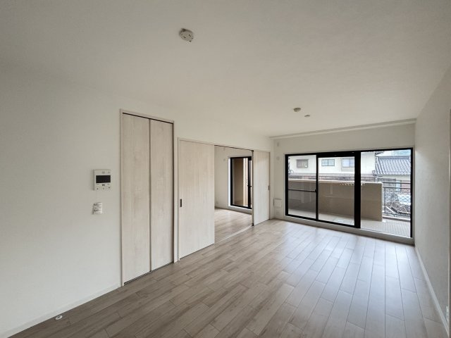 アステージ安東駅前の居間・リビング|家具の配置も思いのまま。 ダイニングセットと大型ソファを置いても余裕の広さで、様々なレイアウトを楽しめます。