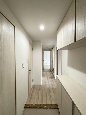 アステージ安東駅前の玄関|明るい照明で、帰宅時も気持ちよく。 家族を優しく迎え入れる温かい空間です。