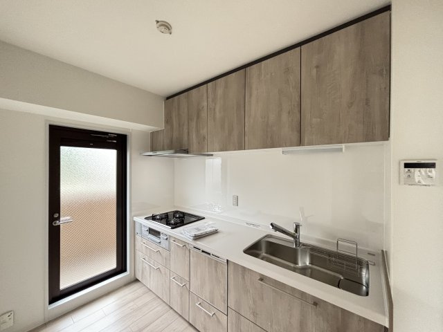 アステージ安東駅前のキッチン|豊富な収納力を確保。 キッチン用品がすっきり片付き、カウンター周りをきれいに保てます。